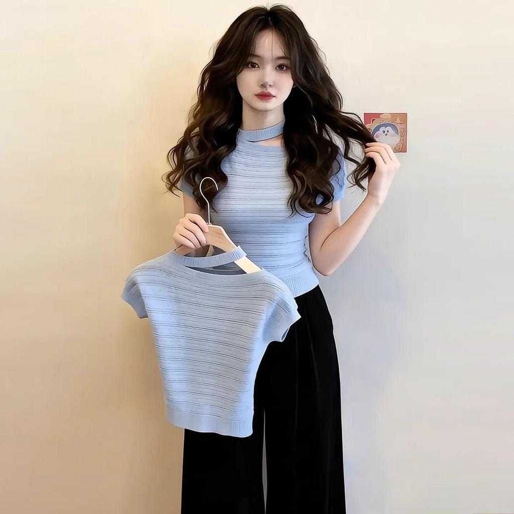 Áo halterneck dáng slim-fit màu xanh nhạt thiết kế hở ngực, phù hợp cho thời trang casual
