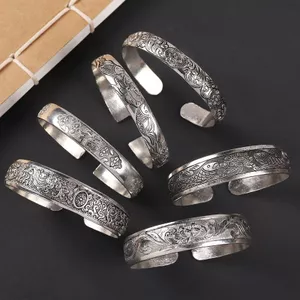 Vòng tay bạc phong cách dân tộc retro với họa tiết khắc cổ, mang đậm phong cách cung đình Trung Hoa