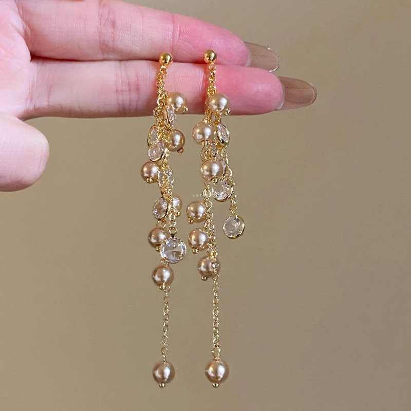 Bông tai zircon và ngọc trai dài, phù hợp với nữ