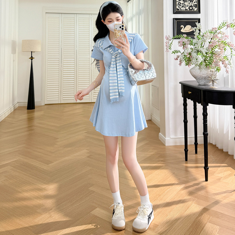 Bộ đồ bà bầu hai mảnh với váy cut-out và khăn choàng sọc, vải thoáng mát dành cho mùa hè