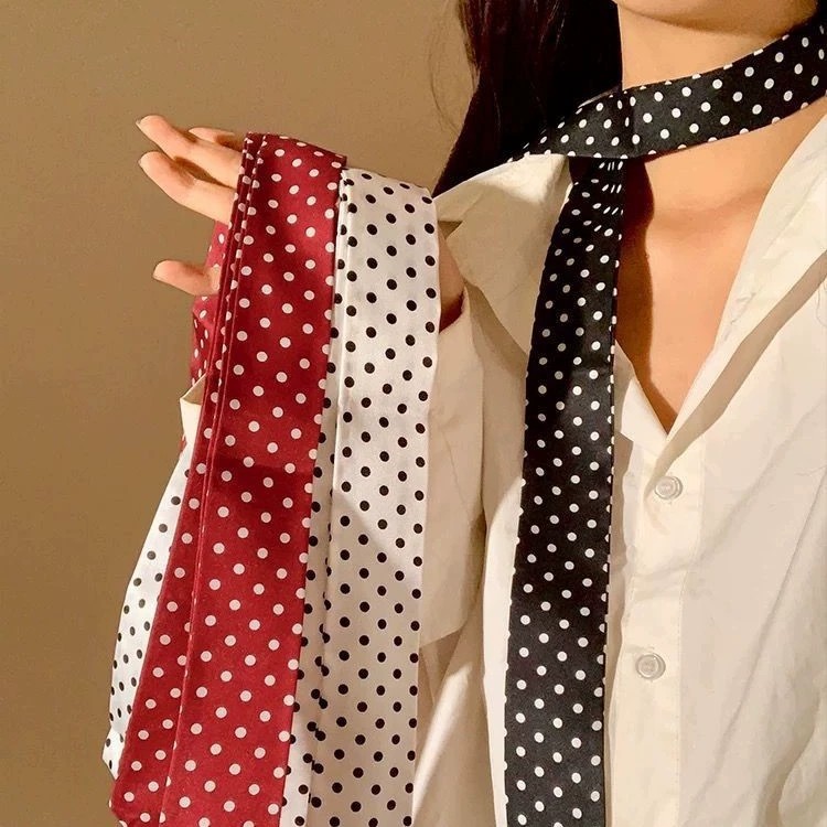 Khăn lụa chấm bi đen trắng cho nữ, phù hợp hàng ngày