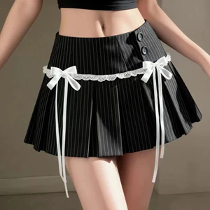 Váy chữ A cổ thấp kiểu Việt Nam Preppy, thiết kế nơ ren duyên dáng, dáng ôm vừa vặn, phù hợp với các cô gái quyến rũ.