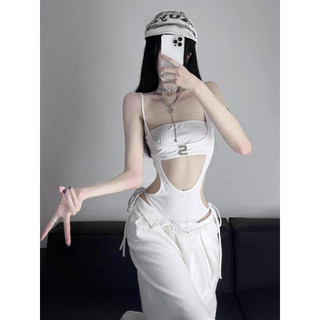 Gợi ý áo liền quần nữ màu trắng, thiết kế slim-fit rỗng đáy, phù hợp thời trang mùa hè