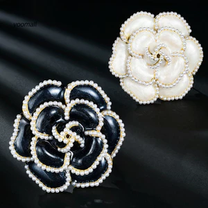 Trâm ve áo pin hoa camellia ngọc trai giả màu đen trắng - phụ kiện thời trang cho áo len và áo khoác cardigan