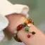 Vòng tay nữ phong cách dân tộc Trung Hoa với hạt tự nhiên và họa tiết hoa sen, phù hợp làm trang sức dự tiệc hoặc quà tặng