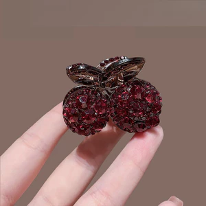 Kẹp tóc MAUROPOLI màu đỏ giả kim cương hình anh đào, phù hợp với kiểu đuôi ngựa cao