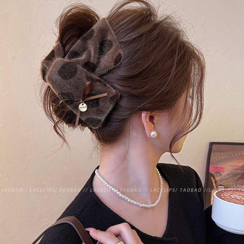 Mẹo tóc cao cấp màu cà phê sang trọng, hình tam giác cá mập