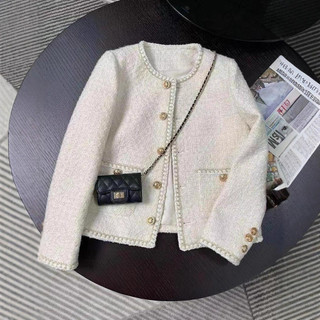 Áo khoác tweed màu be phong cách Chanel, phù hợp mùa xuân và thu 2025