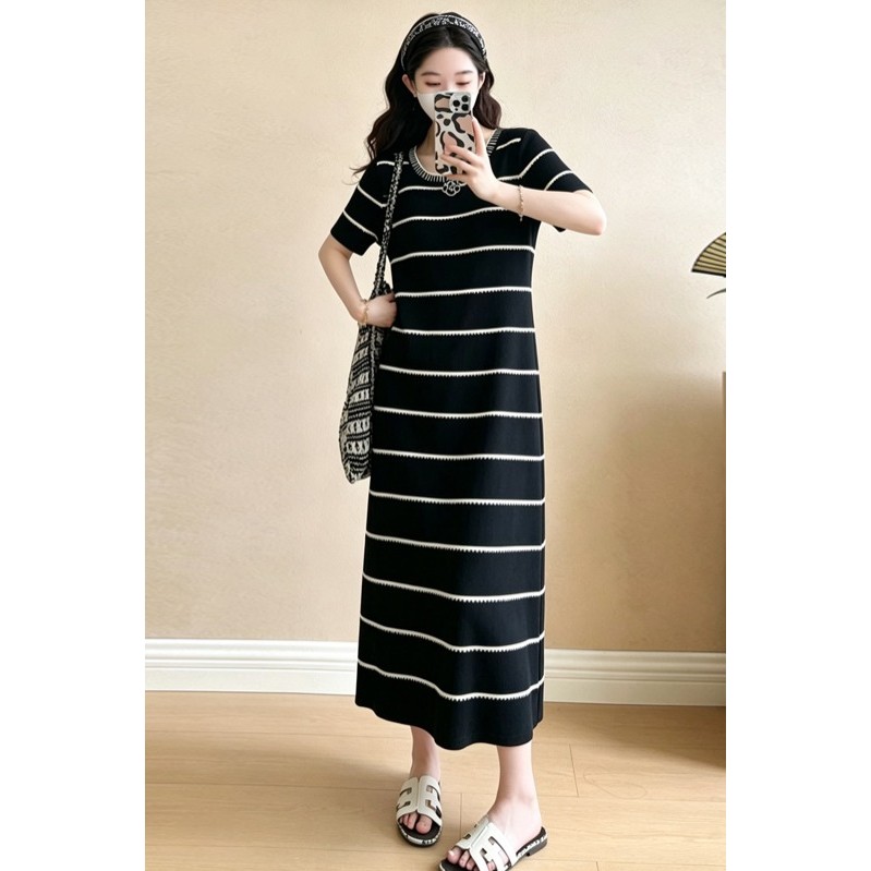 Áo bầu thời trang mùa hè với thiết kế sọc mỏng màu đen trắng tương phản