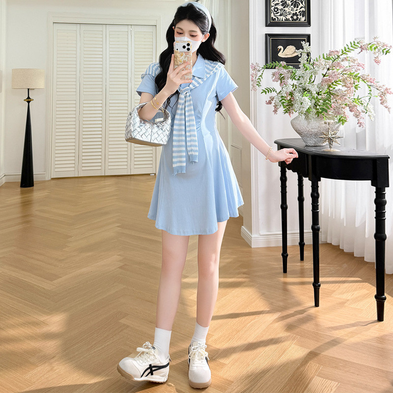 Bộ đồ bà bầu hai mảnh với váy cut-out và khăn choàng sọc, vải thoáng mát dành cho mùa hè