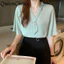 Áo sơ mi voan nữ tay ngắn cổ chữ V, thiết kế thời trang với chi tiết ngọc trai