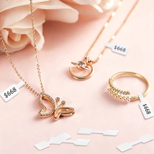 Nhãn trang sức tự dính cho nhẫn Giấy KraftS cao cấp, Cái nhìn chuyên nghiệp cổ điển. Màn trưng bày cửa hàng trang sức