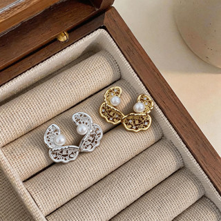 Bông tai nữ thời trang cao cấp từ bạc kim zircon với thiết kế xoắn nhăn đính đá.