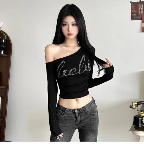 Áo thun nữ màu đen có họa tiết kim cương giả, cổ V lệch, tay ngắn - Phong cách thời trang đường phố
