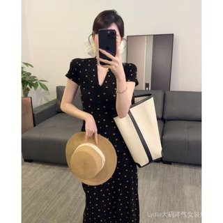 Quần áo nữ cỡ lớn với váy mùa hè thoáng mát, cổ áo sang trọng và form slim-fit