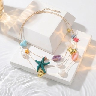 Vòng cổ nhiều màu sắc thiết kế dopamine với hình sao biển và xương đòn, phù hợp làm phụ kiện thời trang sang trọng.