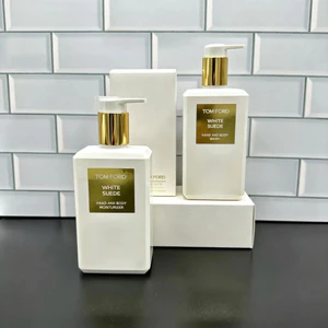 TF Body Lotion + Body Lotion 240ML Gentle Fake Body Fragrance Nhẹ nhàng Làm sạch nhẹ nhàng Dưỡng ẩm lâu trôi Hương thơm cao cấp Quà lưu niệm