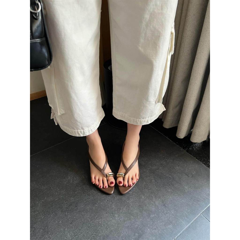 TT Mũi Nhọn Kim Loại Flip-Flops Nữ 2026 Mùa Hè Dày Gót Lật-Flops Dép Đi Biển