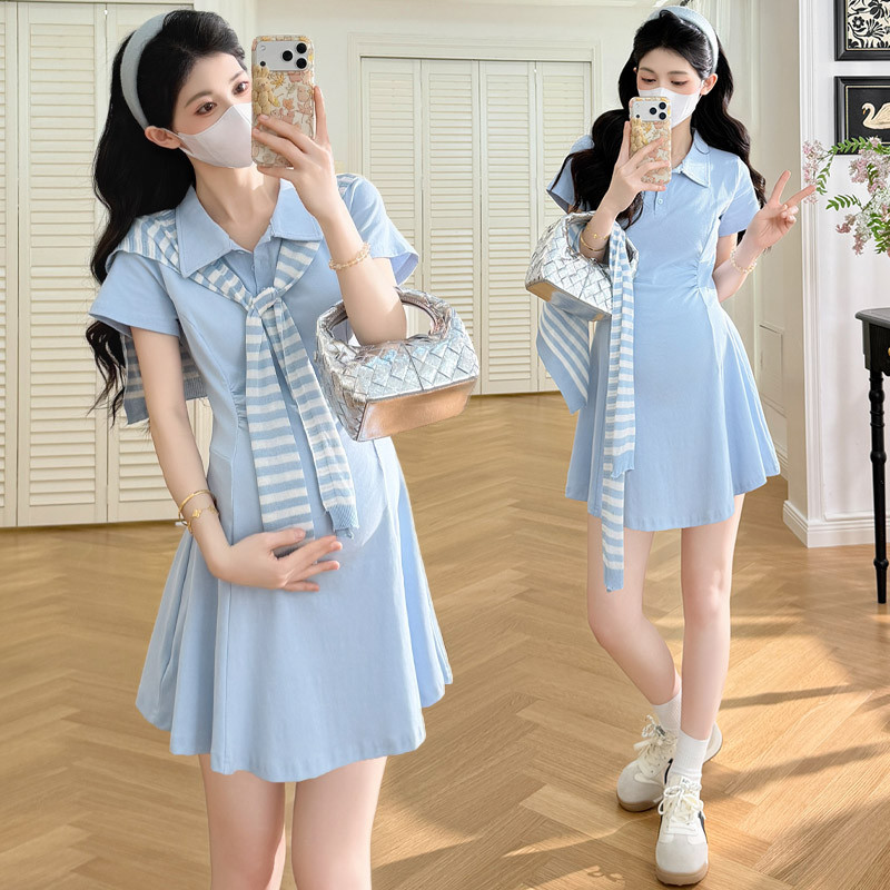 Bộ đồ bà bầu hai mảnh với váy cut-out và khăn choàng sọc, vải thoáng mát dành cho mùa hè