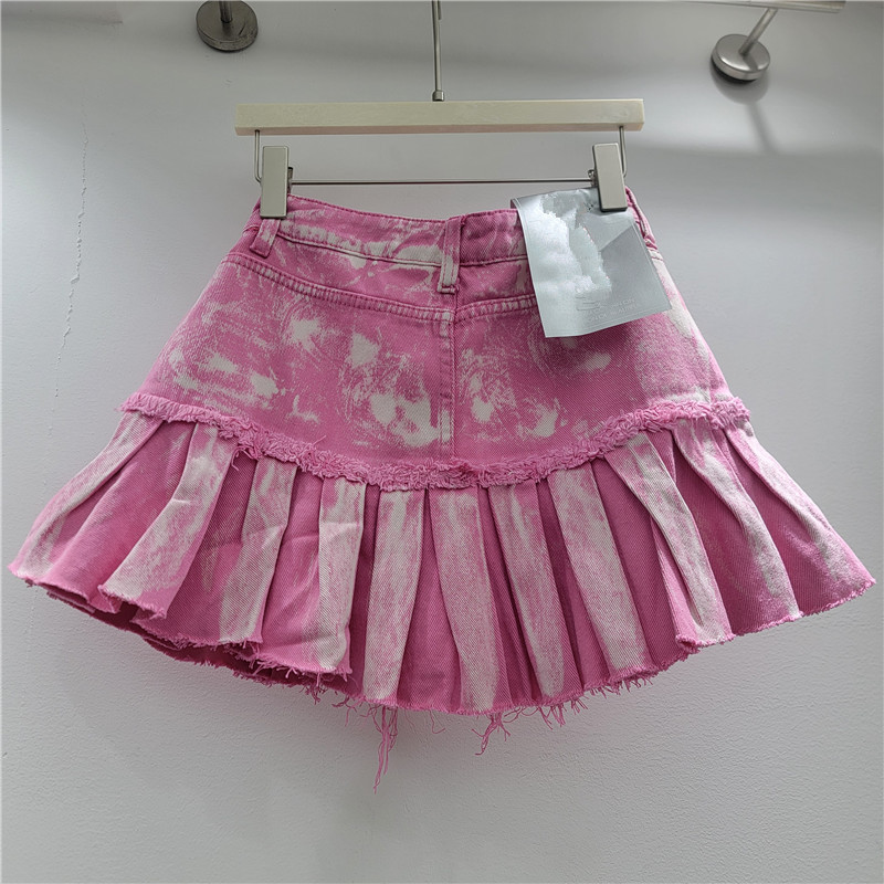 Váy ngắn denim xếp ly màu đen, phù hợp mùa hè với thiết kế đậm chất văn hóa châu Á và thắt lưng dyed.