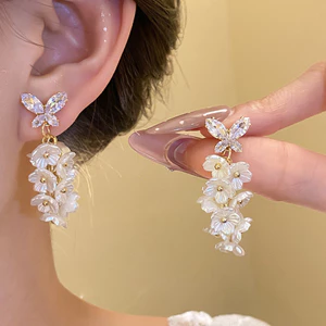 Bông tai nữ cubic zirconia màu vàng với họa tiết hoa ngọt ngào, phù hợp mặc hàng ngày và tiệc cưới