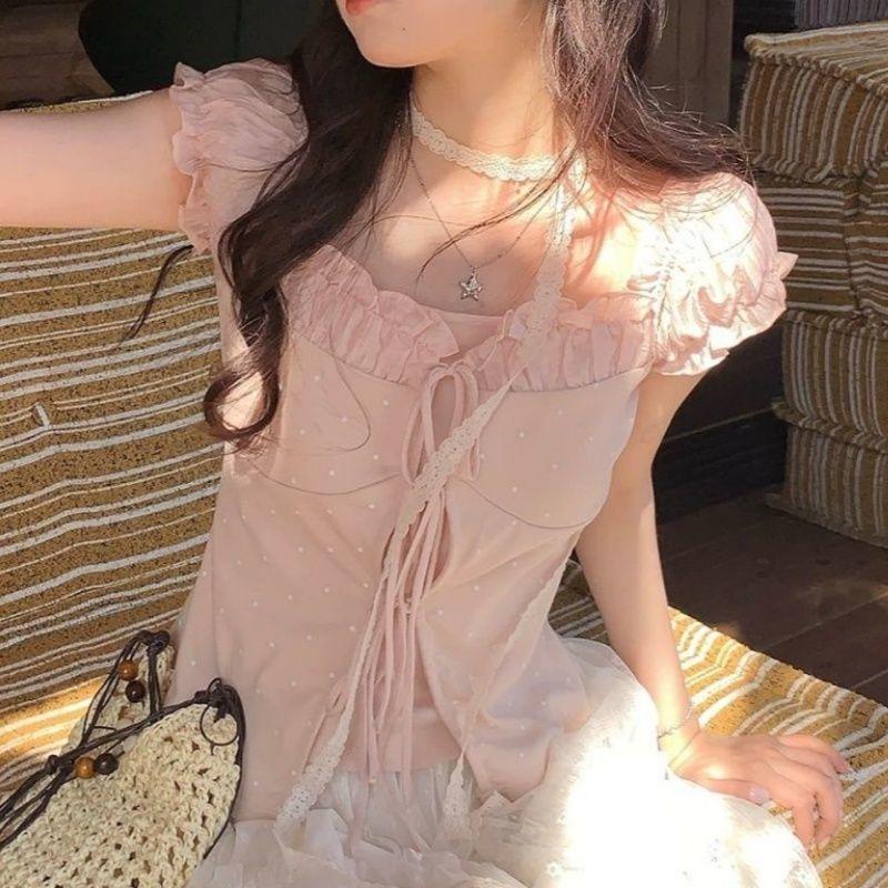 Áo thun phong cách Hàn Quốc nhẹ nhàng, slim-fit với họa tiết chấm bi và dây ruy-băng, phù hợp mùa hè