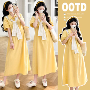 Bộ đồ bà bầu gồm áo sơ mi và váy ngắn hai mảnh, kèm khăn choàng
