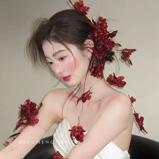 Mũ đội đầu màu đỏ phong cách Trung Hoa cho cưới hỏi với sườn xám