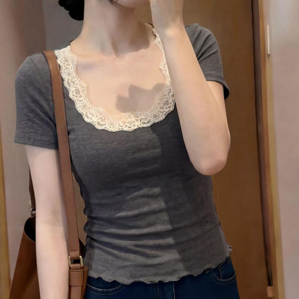 <![CDATA[Áo thun ngắn tay Niche với khâu ren, phong cách slim-fit]]>