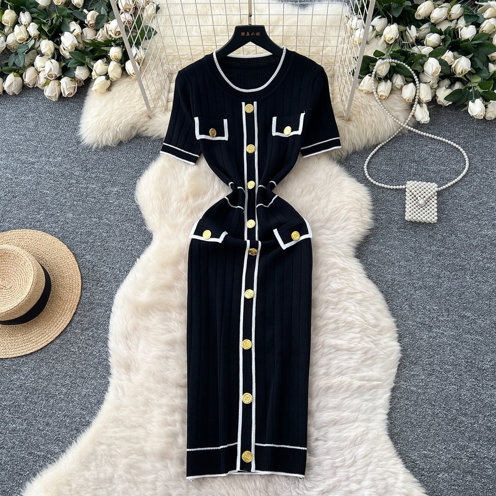 Áo len nữ màu sắc tương phản, khóa kim loại, form slim-fit, phù hợp mùa hè
