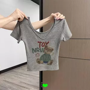 Áo thun cổ chữ V thiết kế slim-fit dành cho nữ, cổ sâu và tay ngắn tạo vẻ đẹpmodern và tôn dáng.
