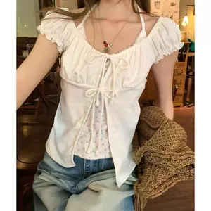 Dây chuyền hoa ngọt ngào và áo thun tay phồng, bộ đôi thời trang mùa hè màu đỏ
