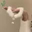 Bánh chocker bông tuyết sang trọng với lông vũ, phù hợp làm quà tặng cho tiệc cưới và Giáng sinh