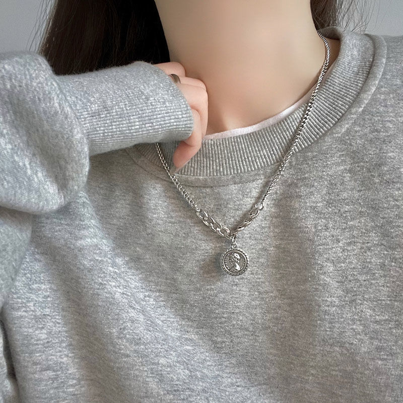 Phụ kiện cổ điển dành cho nữ: Vòng cổ đồng xu, phù hợp thời trang và tối giản