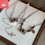 Máy ảnh retro màu nâu và dây chuyền dài, phù hợp làm vòng cổ nữ
