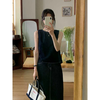 Áo vest dáng rộng cổ điển Nhật Bản và váy denim màu xanh đậm, xẻ eo cao co giãn, phong cách Hàn Quốc