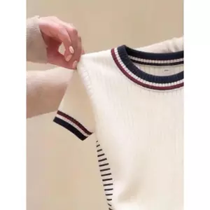 Áo thun ngắn tay kiểu Pháp dệt kim, phù hợp văn phòng, form vừa phải, họa tiết sọc thanh lịch cho mùa hè