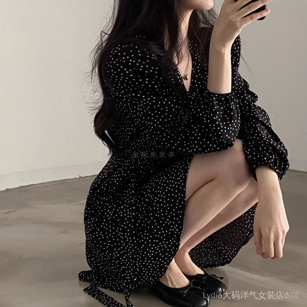 Váy cổ chữ V chấm bi retro, chất liệu thời trang, màu đen nhỏ