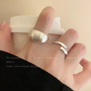 Nhẫn bạc điều chỉnh được thanh lịch tối giản, phù hợp làm quà tặng cho cô ấy