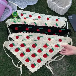 Khăn rỗng handmade hình tam giác màu dâu anh đào, phù hợp làm khăn tóc và chụp ảnh khi du lịch vào xuân hè