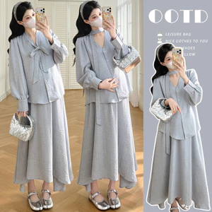 Bộ đồ bà bầu gồm áo sơ mi cổ chữ V và váy streamer, phù hợp mùa xuân