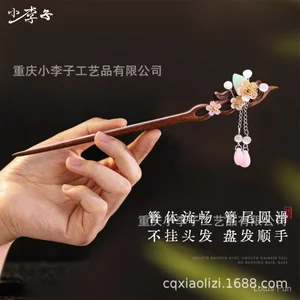 Kẹp tóc handmade từ gỗ đàn hương lụa vàng với họa tiết hoa Yan cổ điển, phù hợp cho mùa xuân và tạo hình búi hoặc đội mũ.