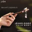 Kẹp tóc handmade từ gỗ đàn hương lụa vàng với họa tiết hoa Yan cổ điển, phù hợp cho mùa xuân và tạo hình búi hoặc đội mũ.