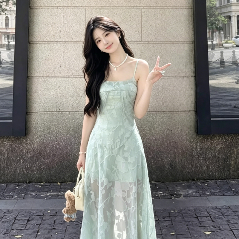 Đầm ren sling nữ phong cách kỳ nghỉ mùa hè 2026, nẹp eo ôm, dáng váy dài