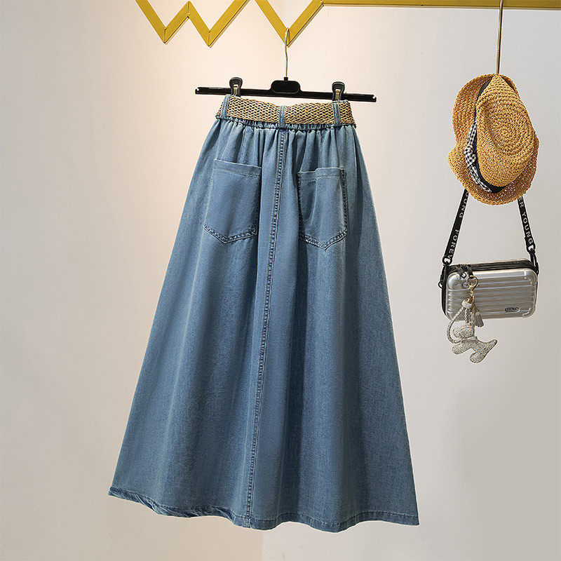 Váy mỏng nhẹ, chiều dài phù hợp với quần jeans, giúp tôn dáng eo nữ tính