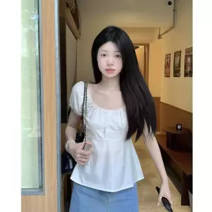 Áo sơ mi ngắn tay màu trắng dành cho nữ, phong cách nhẹ nhàng và sang trọng, phù hợp mùa hè