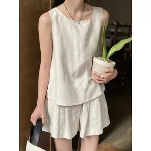 Bộ đồ thời trang nữ với áovest không tay và quần shorts ống rộng