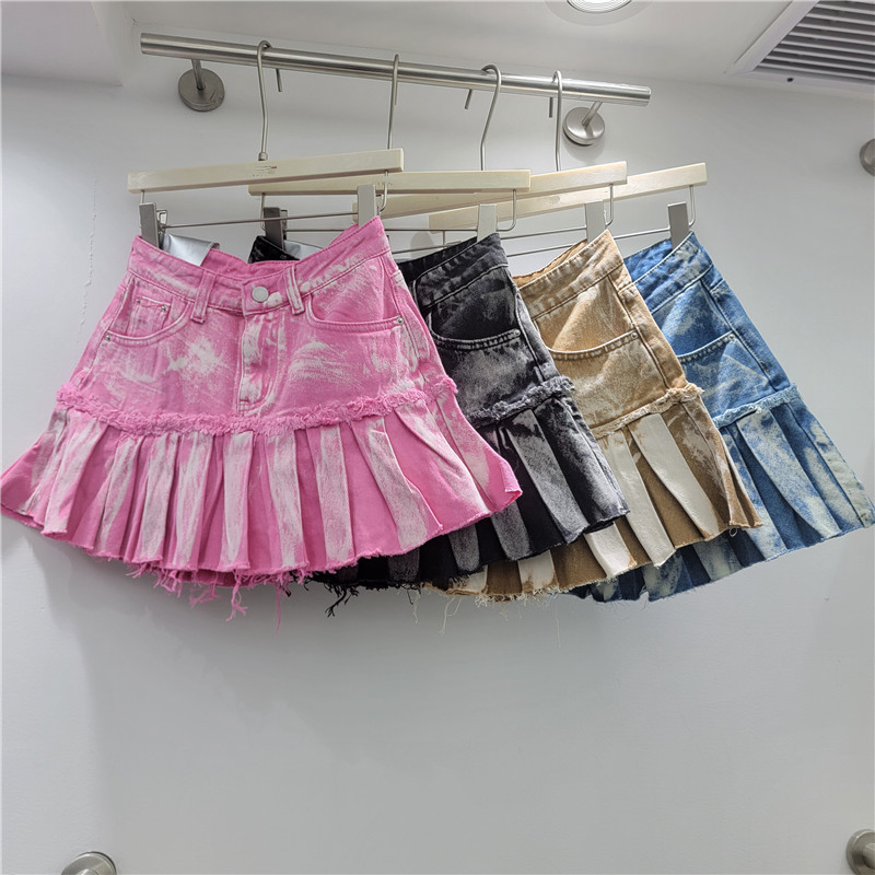 Váy ngắn denim xếp ly màu đen, phù hợp mùa hè với thiết kế đậm chất văn hóa châu Á và thắt lưng dyed.