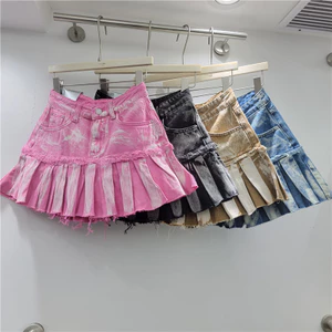 Váy ngắn denim xếp ly màu đen, phù hợp mùa hè với thiết kế đậm chất văn hóa châu Á và thắt lưng dyed.