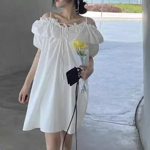 Váy lệch vai cổ rộng nhẹ nhàng, phù hợp mùa hè